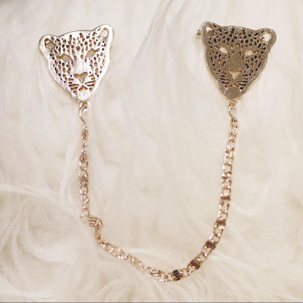 good leopard collar pins 💛
